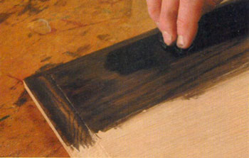 нанесение морилки тампоном